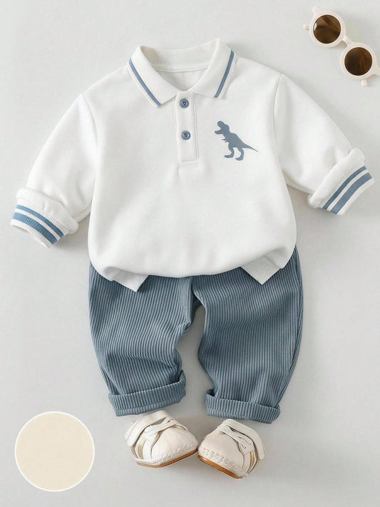 Prenda blanca conjunto para bebe con sudadera de dinosaurio y pantalón azul acanalado vista frontal