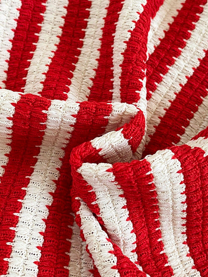 Prenda roja y blanca conjunto para bebe con detalle de tejido texturizado