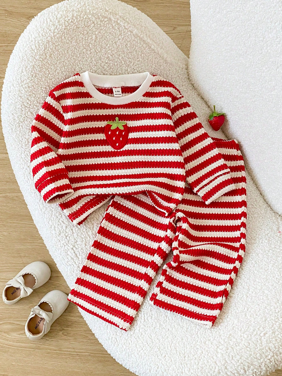 Prenda roja y blanca conjunto para bebe a rayas con fresa vista frontal