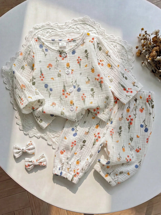 Prenda blanca conjunto para bebe con estampado floral vista frontal