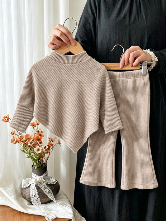 Conjunto caqui de dos piezas para bebé con suéter de cuello alzado y pantalón acampanado, vista en perchas.