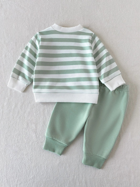 Prenda verde conjunto para bebe con oso bordado y rayas vista trasera