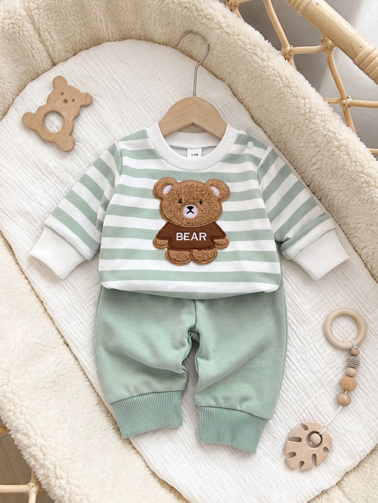 Prenda verde conjunto para bebe con oso bordado y rayas vista frontal