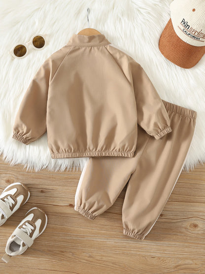 Prenda beige conjunto deportivo para bebe con franjas blancas vista trasera