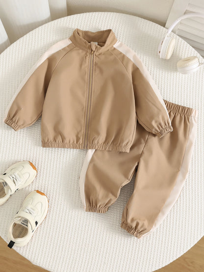 Prenda beige conjunto deportivo para bebe con franjas blancas vista frontal