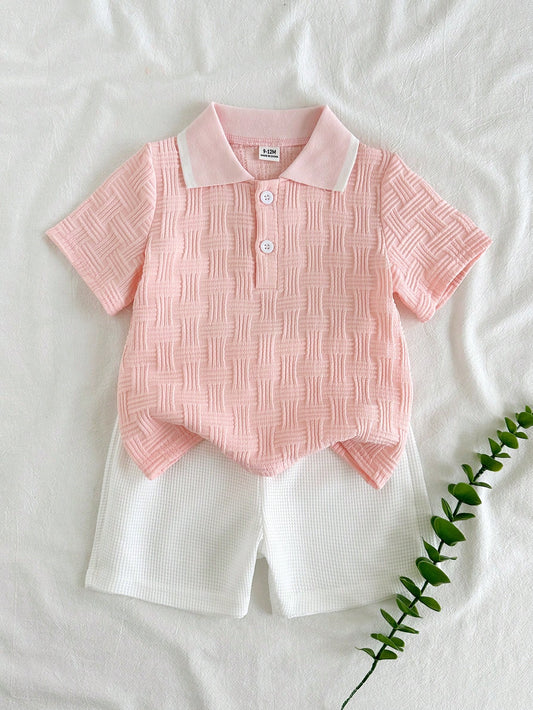 Prenda rosa conjunto para bebe con polo texturizado y short blanco vista frontal