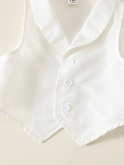Chaleco blanco para bebe con cuello de solapa, tres botones frontales y terminación en punta.
