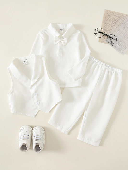 Conjunto blanco de 3 piezas para bebe con camisa de pajarita, chaleco y pantalón largo, vista frontal.