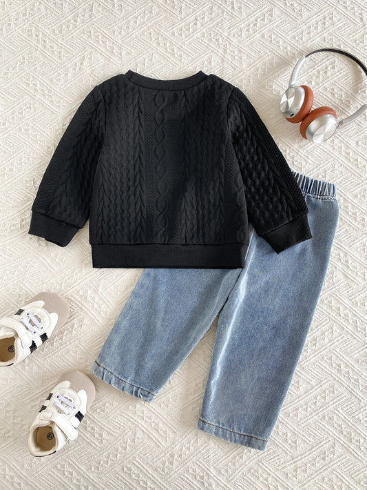 Prenda negra conjunto para bebe con sudadera y jean azul vista trasera