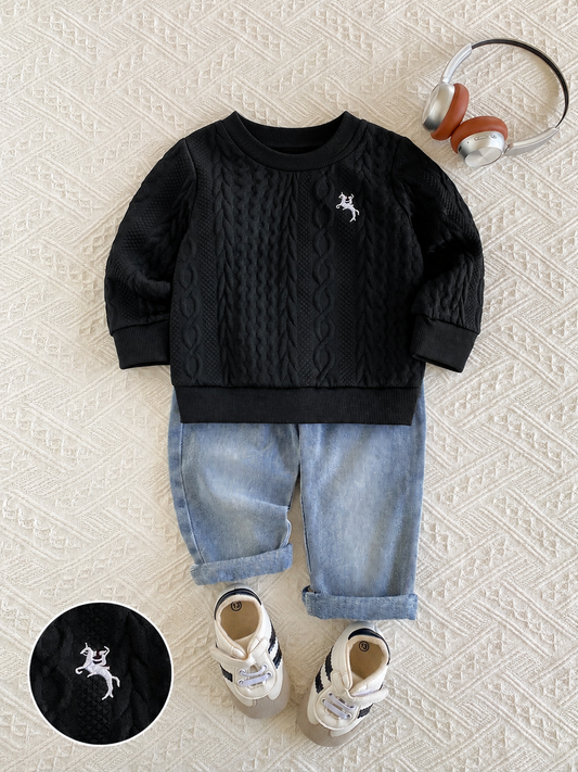 Prenda negra conjunto para bebe con sudadera texturizada y jean azul vista frontal