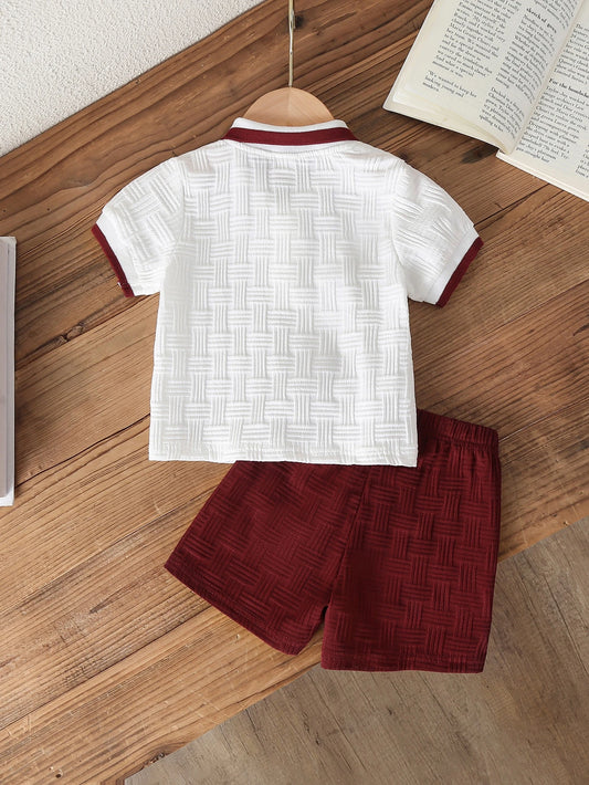 Conjunto blanco y burdeos para bebé con camisa polo y pantalón corto, vista trasera.