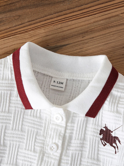 Camisa polo blanca para bebé con cuello burdeos, botones frontales y textura geométrica.