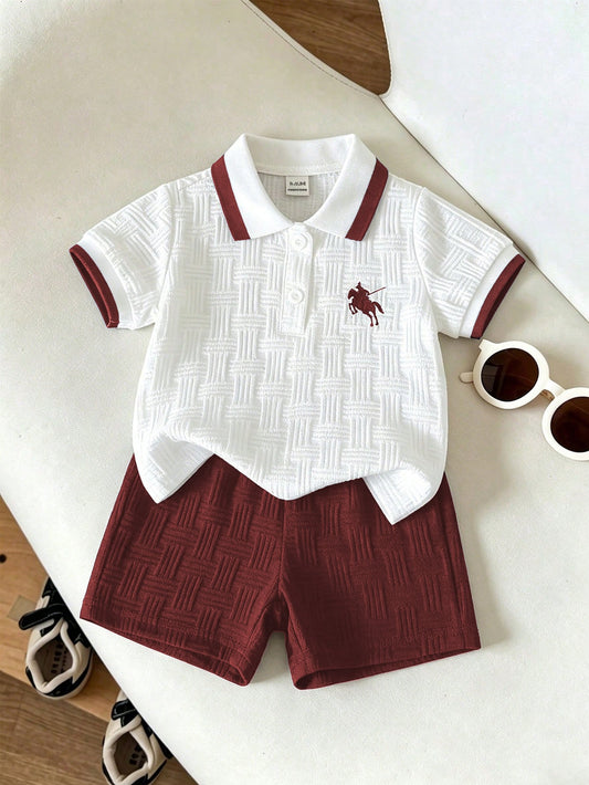 Conjunto blanco y burdeos para bebé con camisa polo texturizada y pantalón corto, vista frontal.