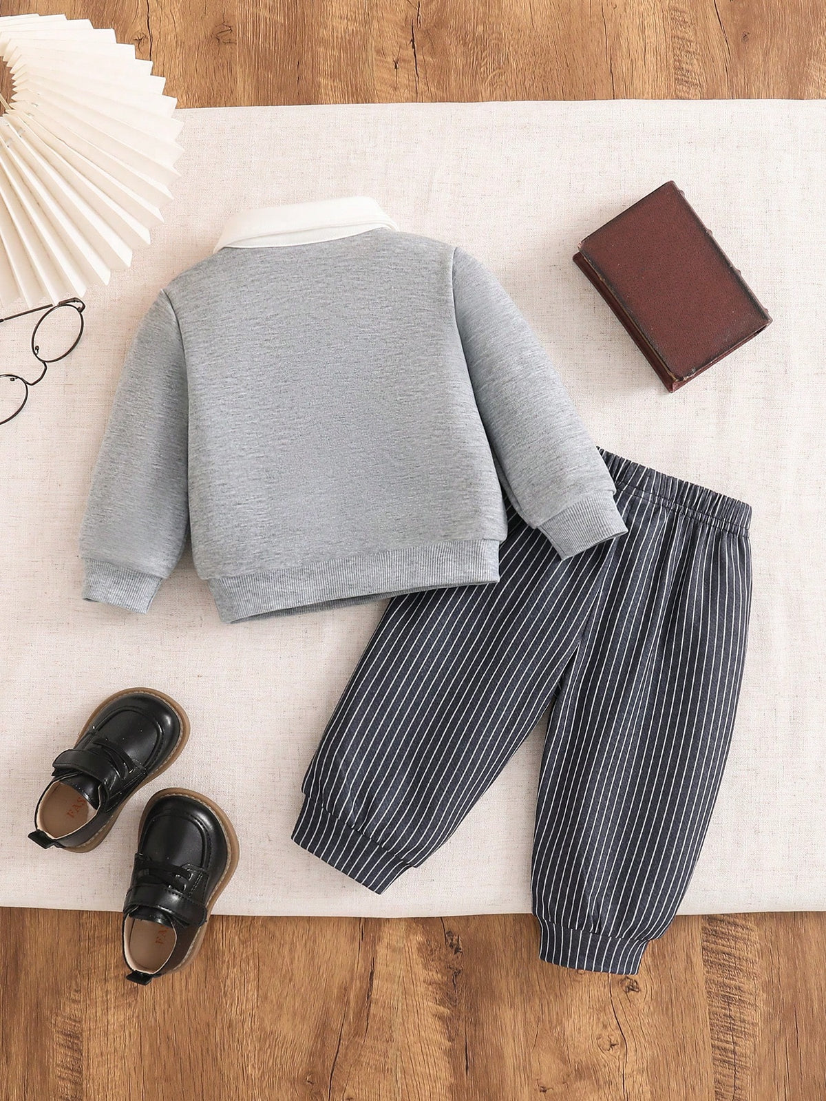Prenda gris conjunto para bebe con pantalón a rayas vista trasera