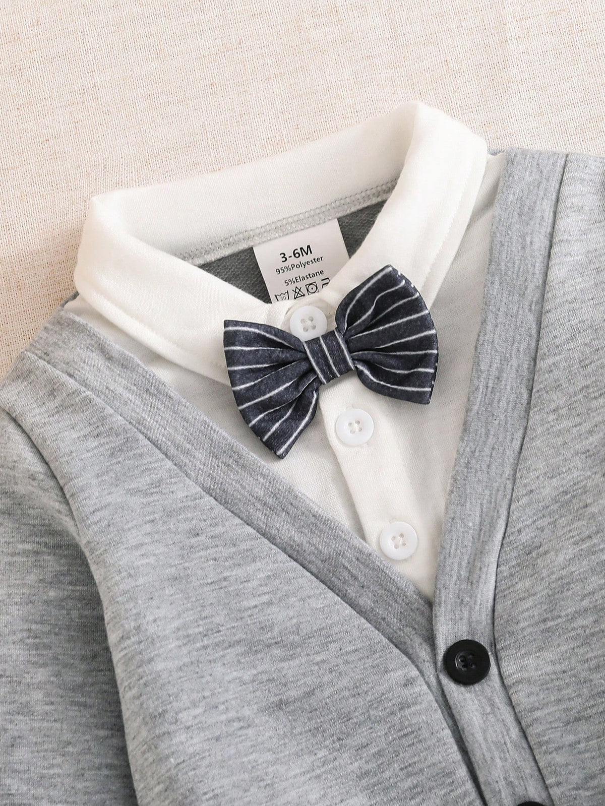 Prenda gris conjunto para bebe con detalle de cuello camisero y pajarita