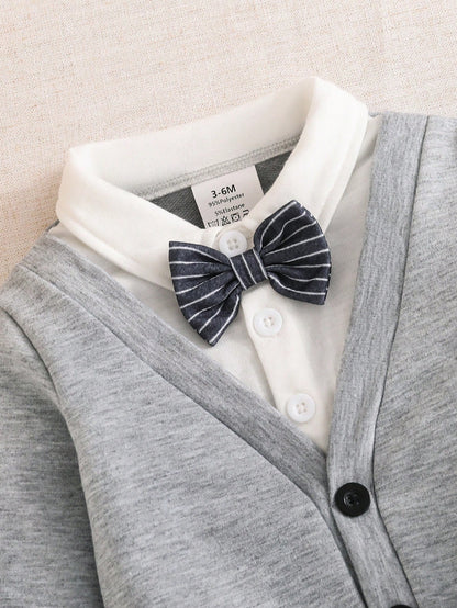 Prenda gris conjunto para bebe con detalle de cuello camisero y pajarita
