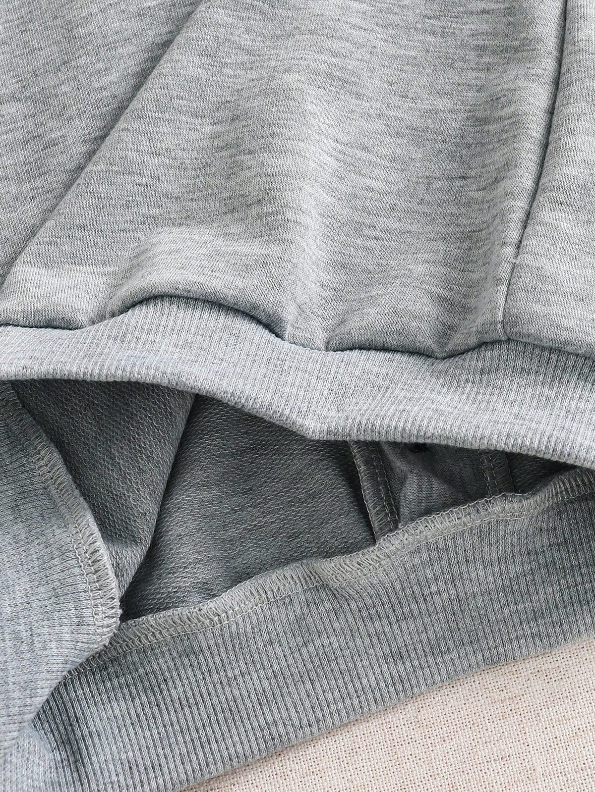 Prenda gris conjunto para bebe con detalle del acabado de la sudadera