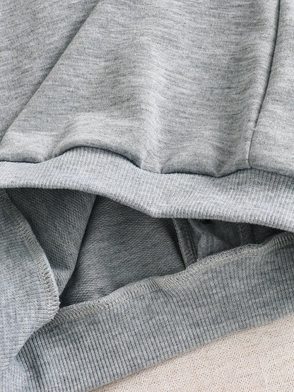 Prenda gris conjunto para bebe con detalle del acabado de la sudadera