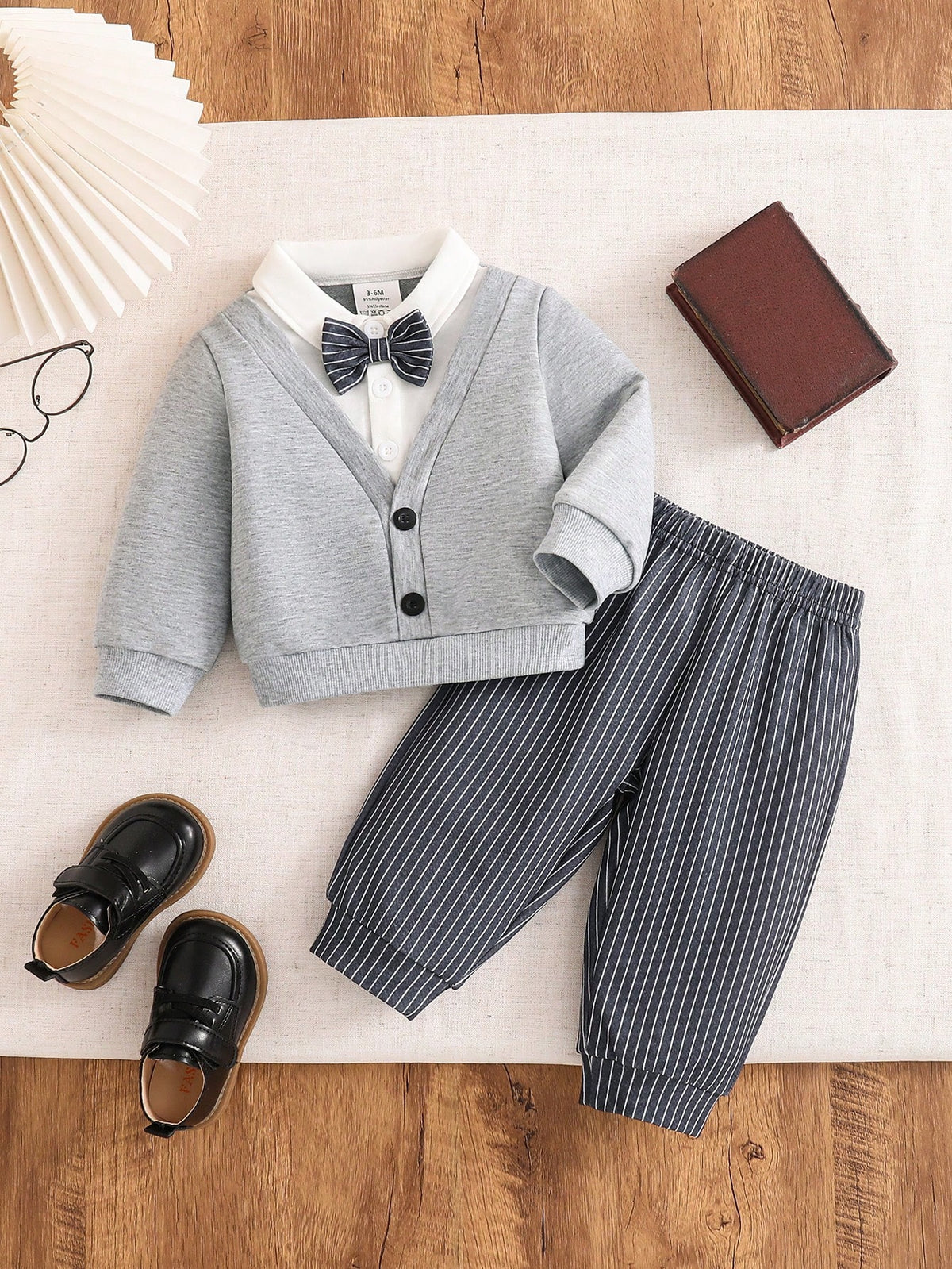 Prenda gris conjunto para bebe con pajarita y pantalón a rayas vista frontal