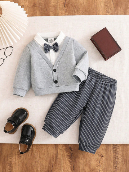 Prenda gris conjunto para bebe con pajarita y pantalón a rayas vista frontal