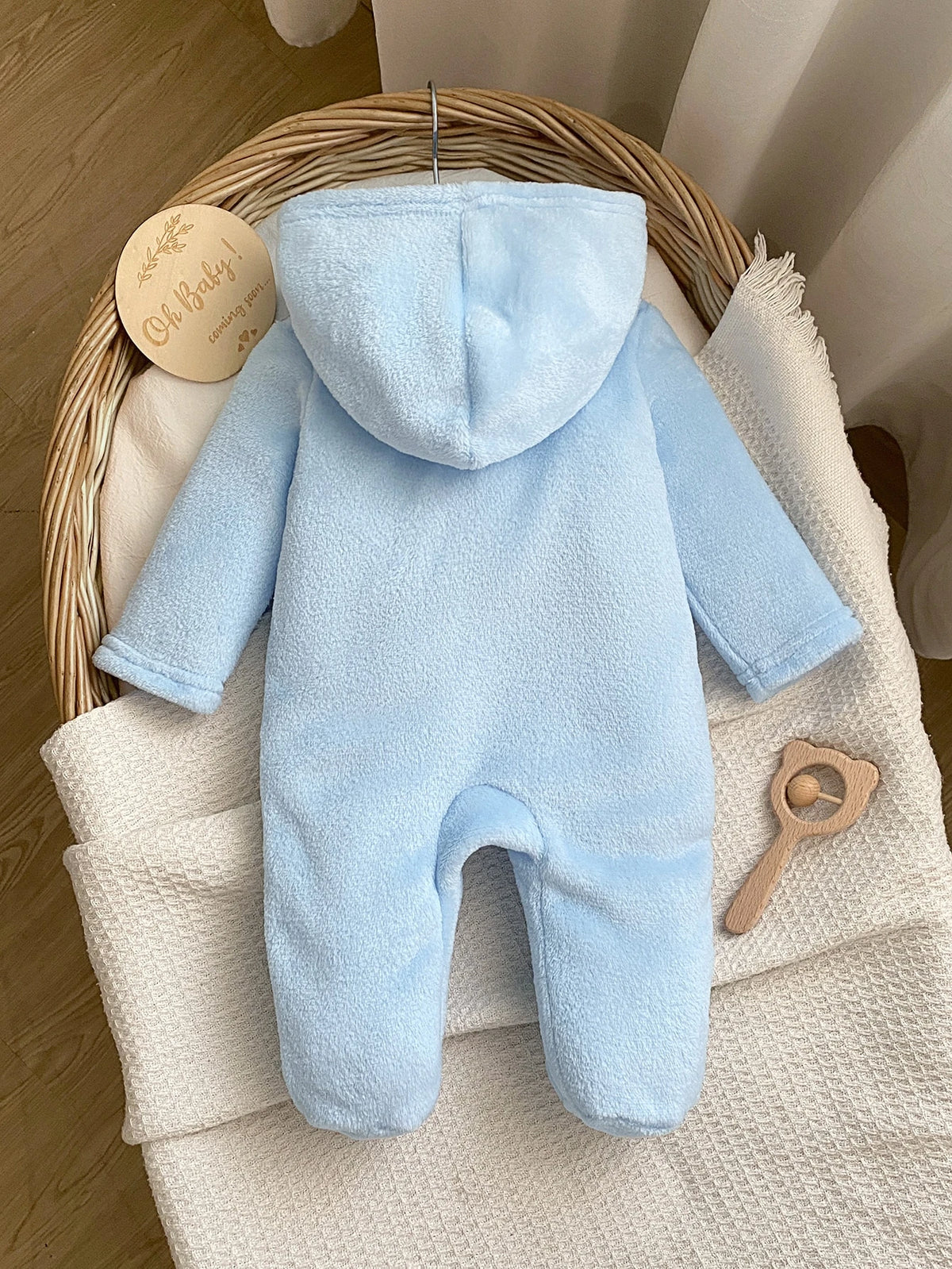 Prenda celeste pelele de felpa para bebe con capucha y pies cubiertos vista trasera