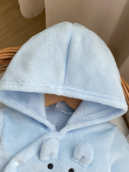 Prenda celeste pelele para bebe con detalle de capucha y tejido de felpa