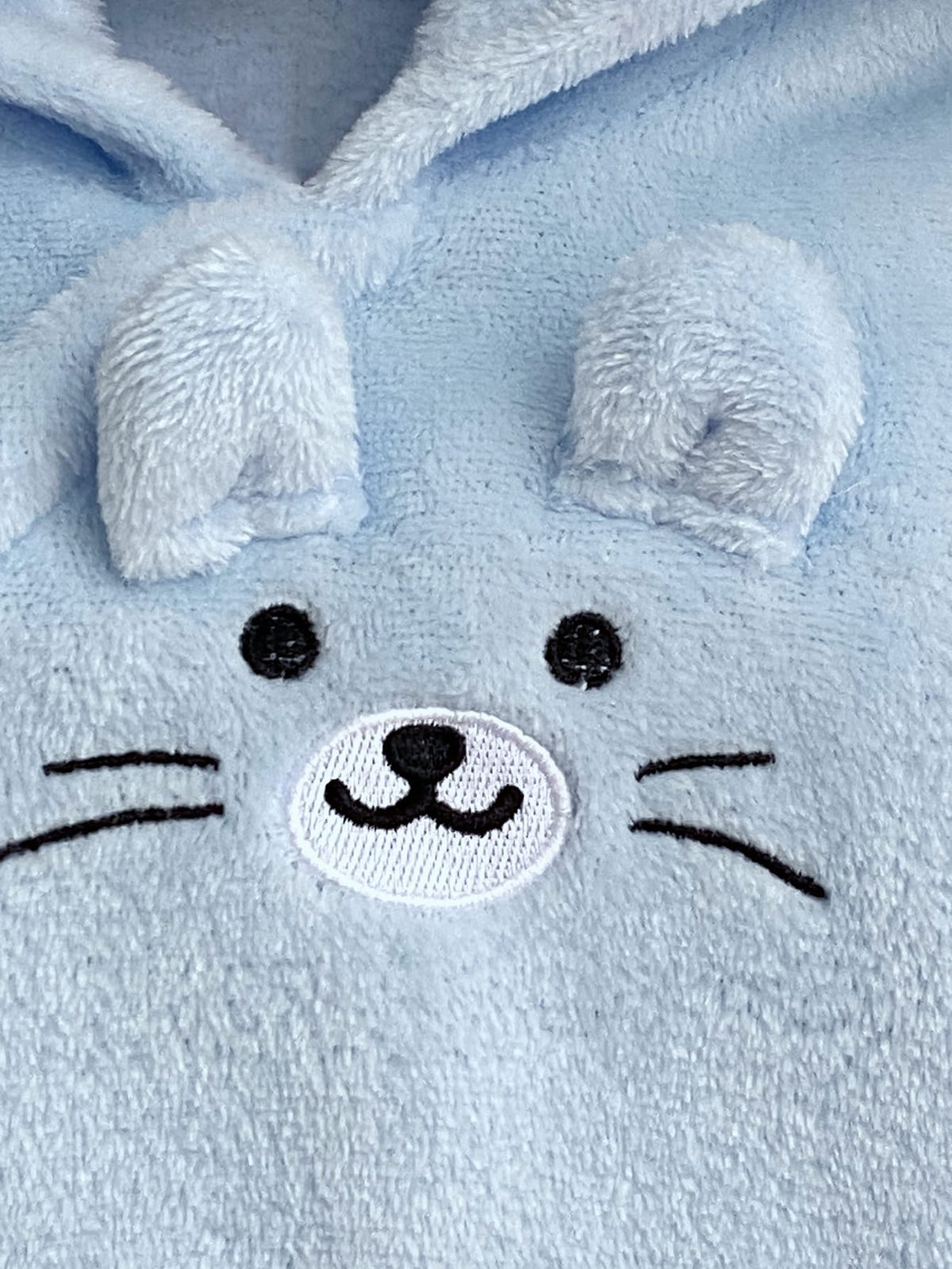 Prenda celeste pelele para bebe con orejitas en relieve y carita de animalito bordada