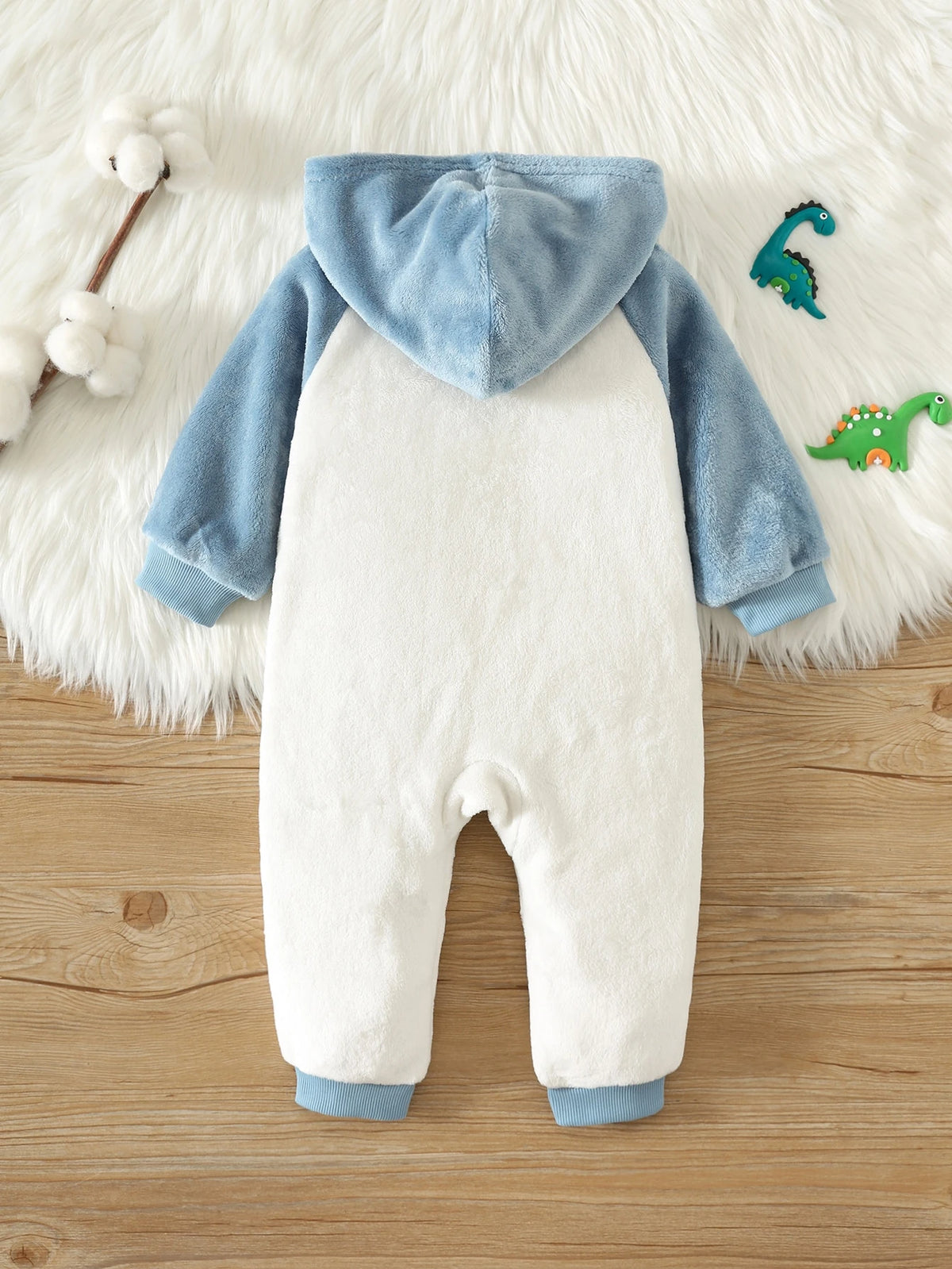 Prenda azul y blanca mameluco térmico para bebe vista trasera con capucha