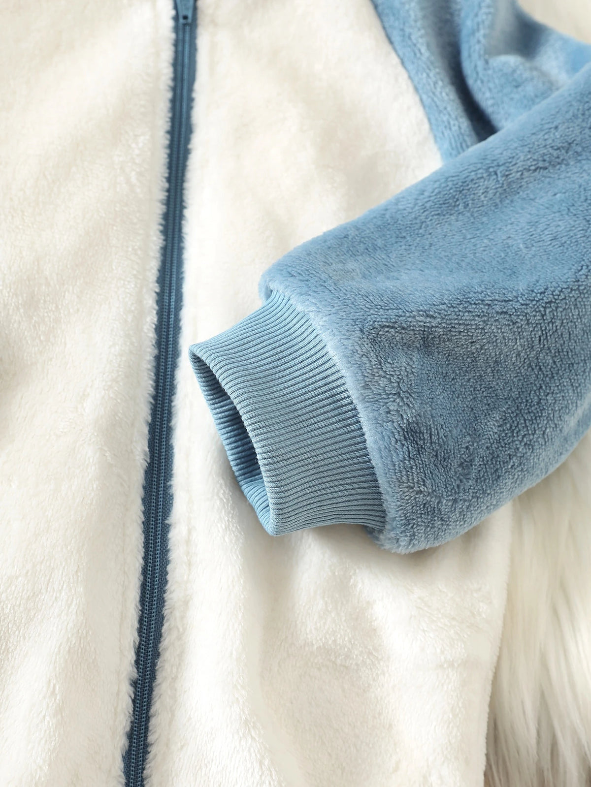 Prenda azul y blanca mameluco térmico para bebe con detalle de puños acanalados y felpa suave