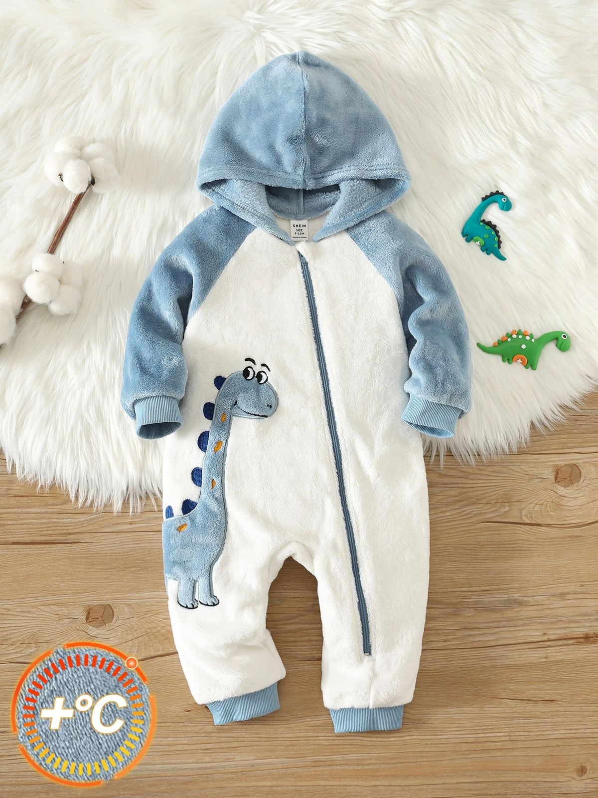 Prenda azul y blanca mameluco térmico para bebe con dinosaurio y capucha vista frontal