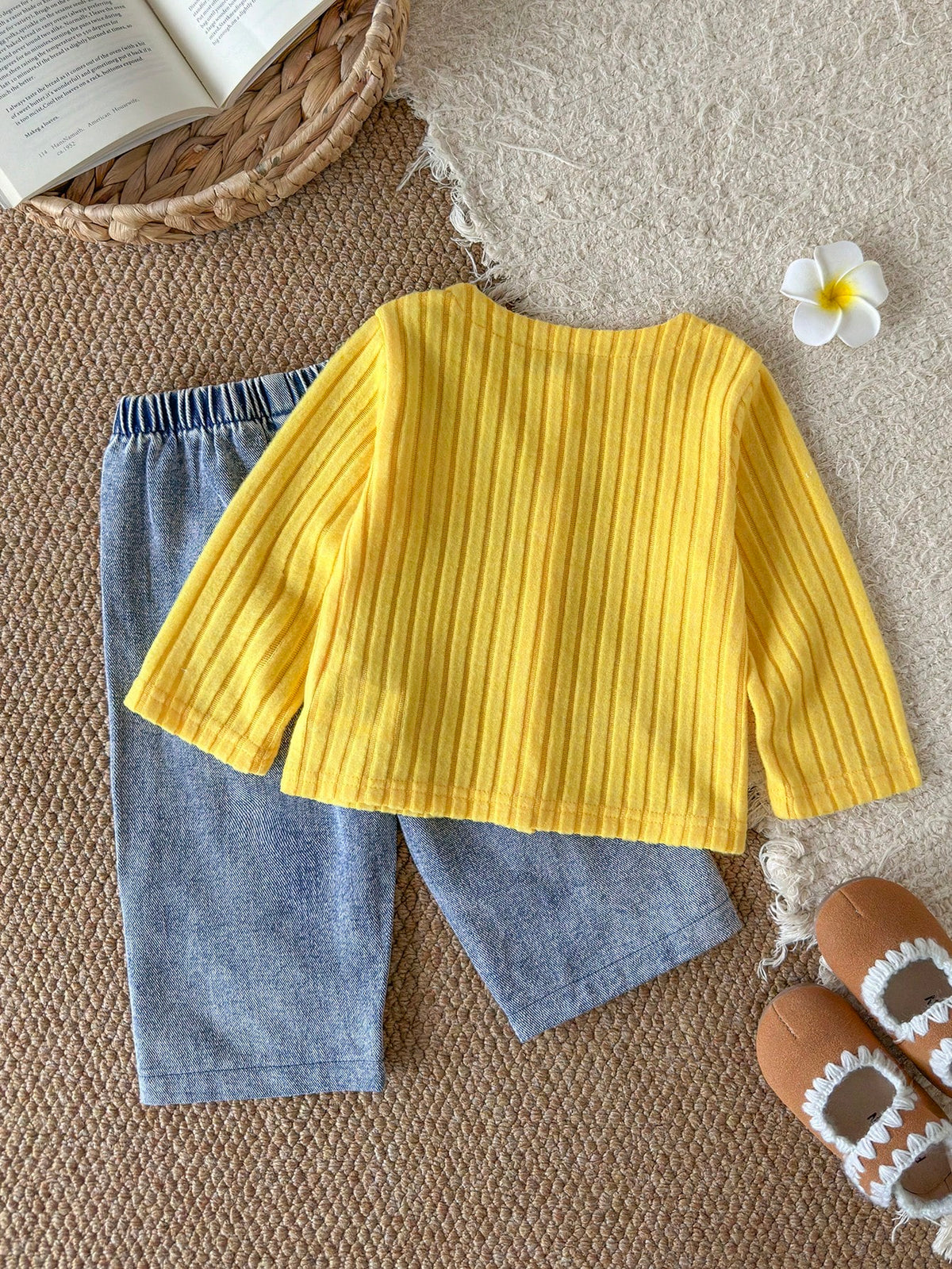 Conjunto amarillo para bebe con chaqueta acanalada y pantalón de mezclilla vista trasera