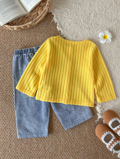 Conjunto amarillo para bebe con chaqueta acanalada y pantalón de mezclilla vista trasera