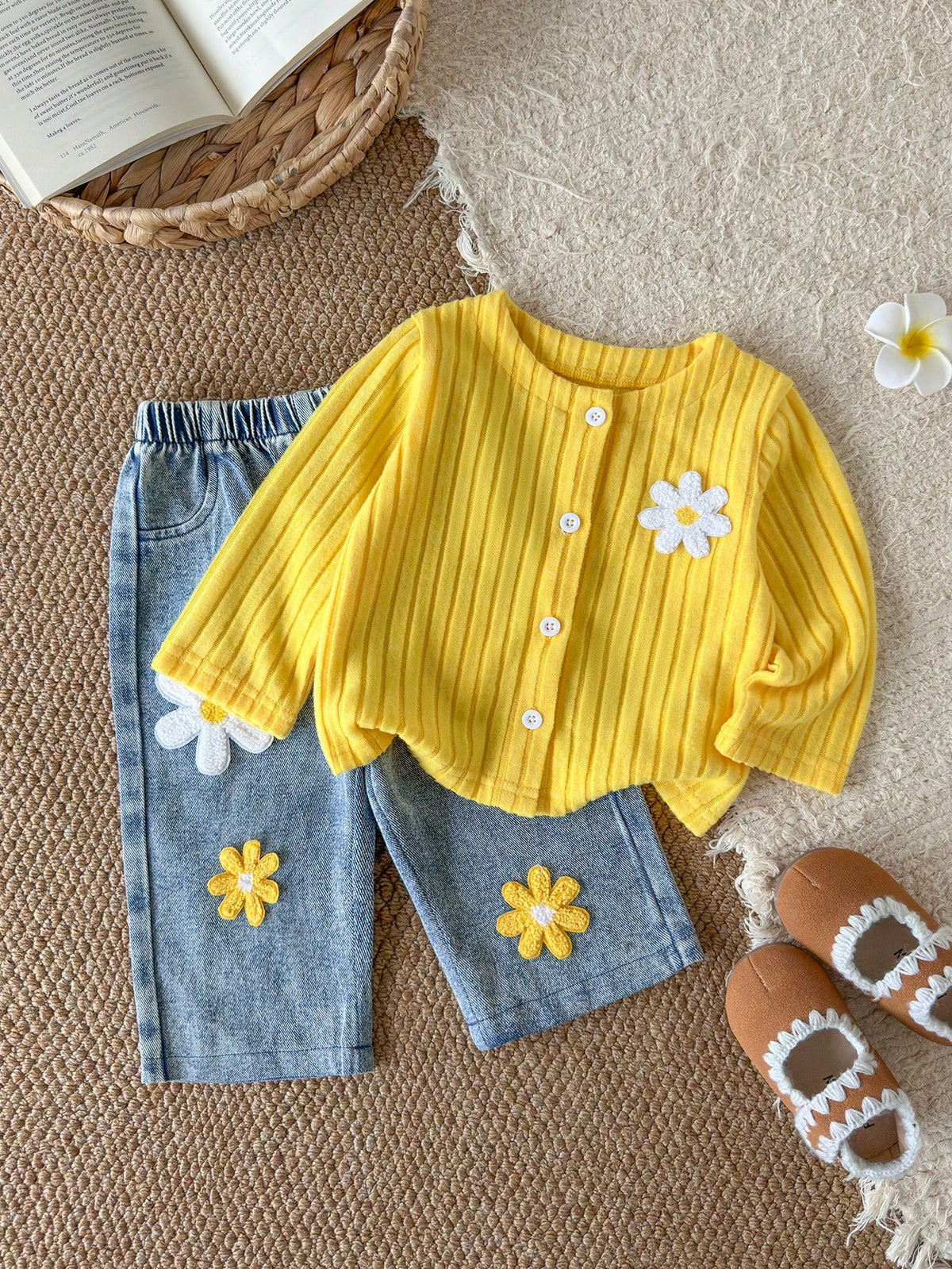 Conjunto amarillo para bebe con chaqueta de flores y pantalón de mezclilla vista frontal