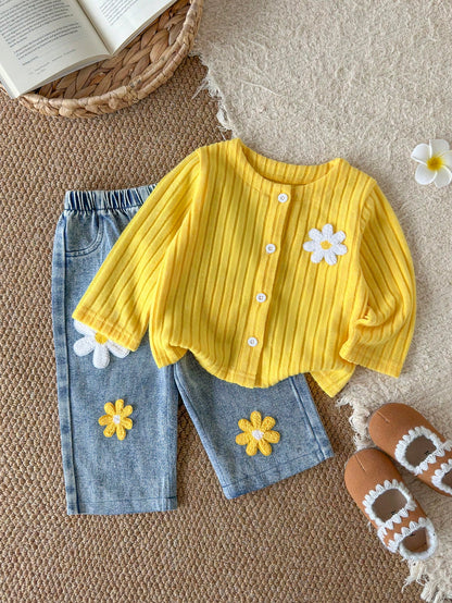 Conjunto amarillo para bebe con chaqueta de flores y pantalón de mezclilla vista frontal
