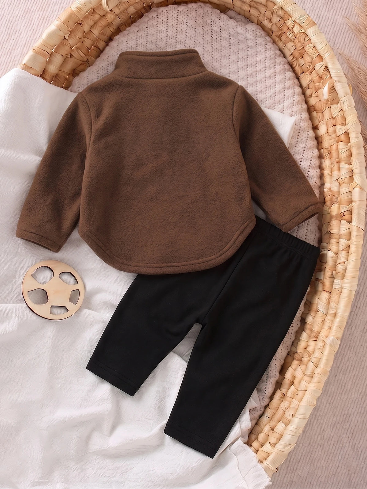 Conjunto marrón y negro para bebe con sudadera de felpa y pantalón vista trasera