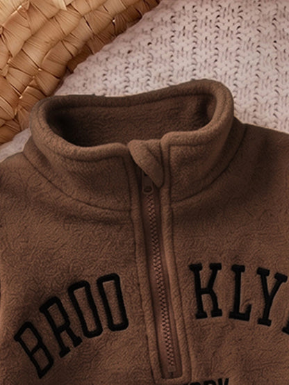 Sudadera marrón para bebe con cuello alto, media cremallera y letras Brooklyn bordadas