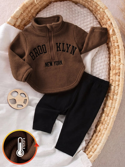Conjunto marrón y negro para bebe con sudadera Brooklyn y pantalón largo vista frontal