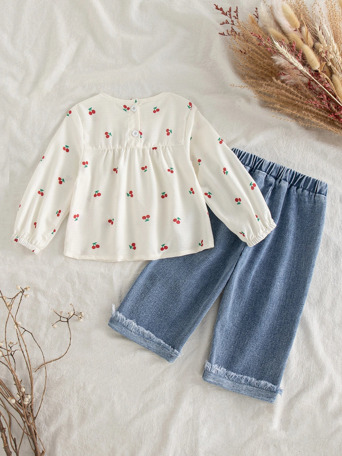 Conjunto beige para bebe con blusa de manga larga y pantalón de mezclilla vista trasera
