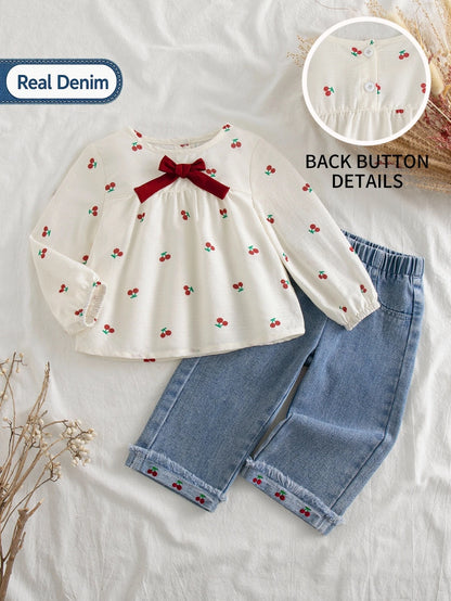 Conjunto beige para bebe con estampado de cerezas y pantalón de mezclilla vista frontal