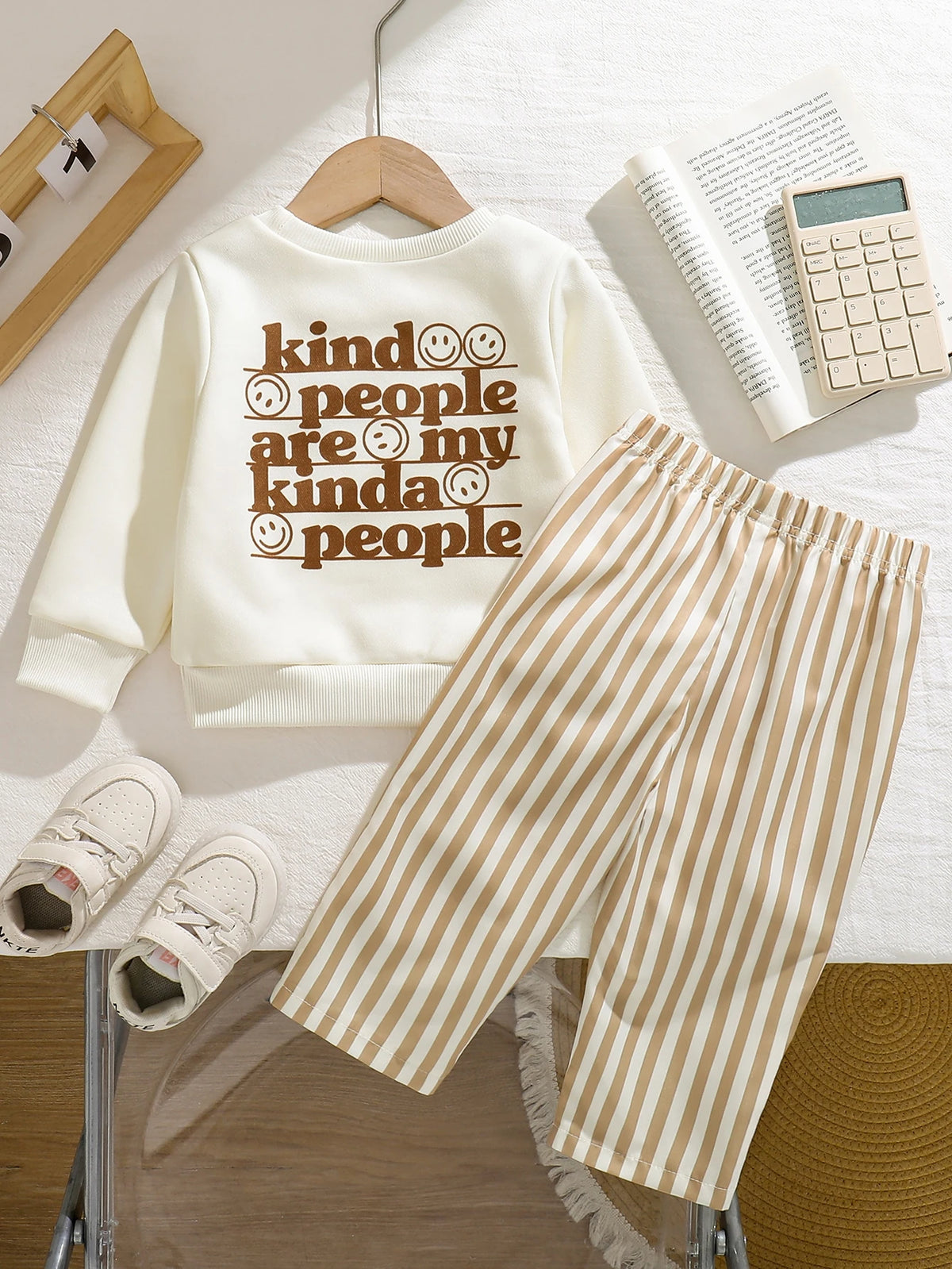 Conjunto crema y beige para bebe con estampado de letras en espalda y pantalón a rayas