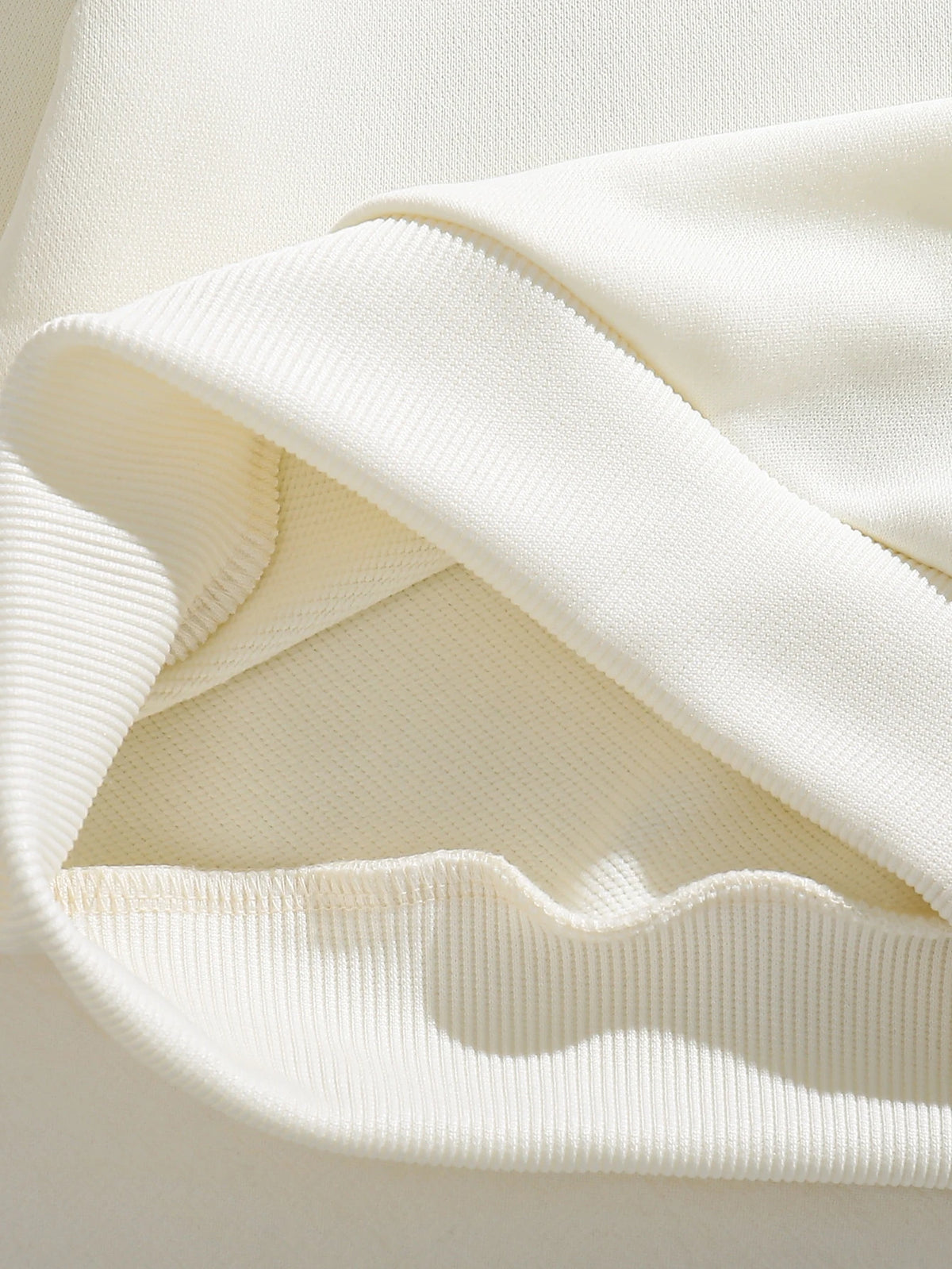 Sudadera crema para bebe con detalle del tejido interior y acabado acanalado