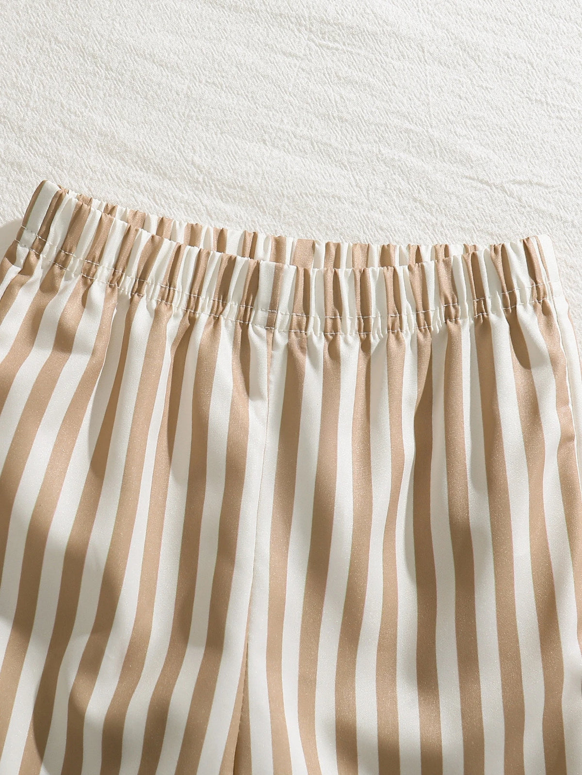 Pantalón beige a rayas para bebe con detalle de cintura elástica