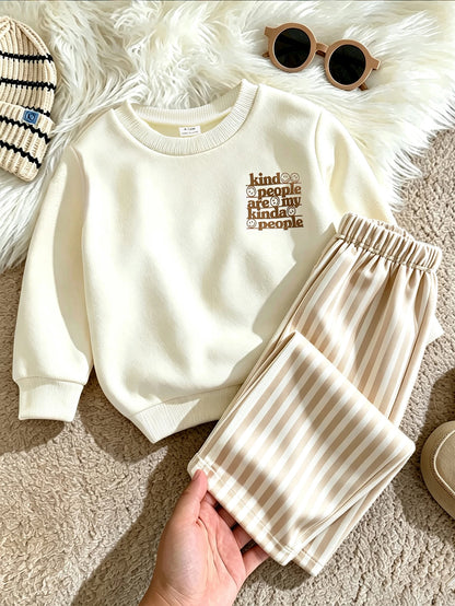 Conjunto crema y beige para bebe con sudadera estampada y pantalón a rayas vista frontal