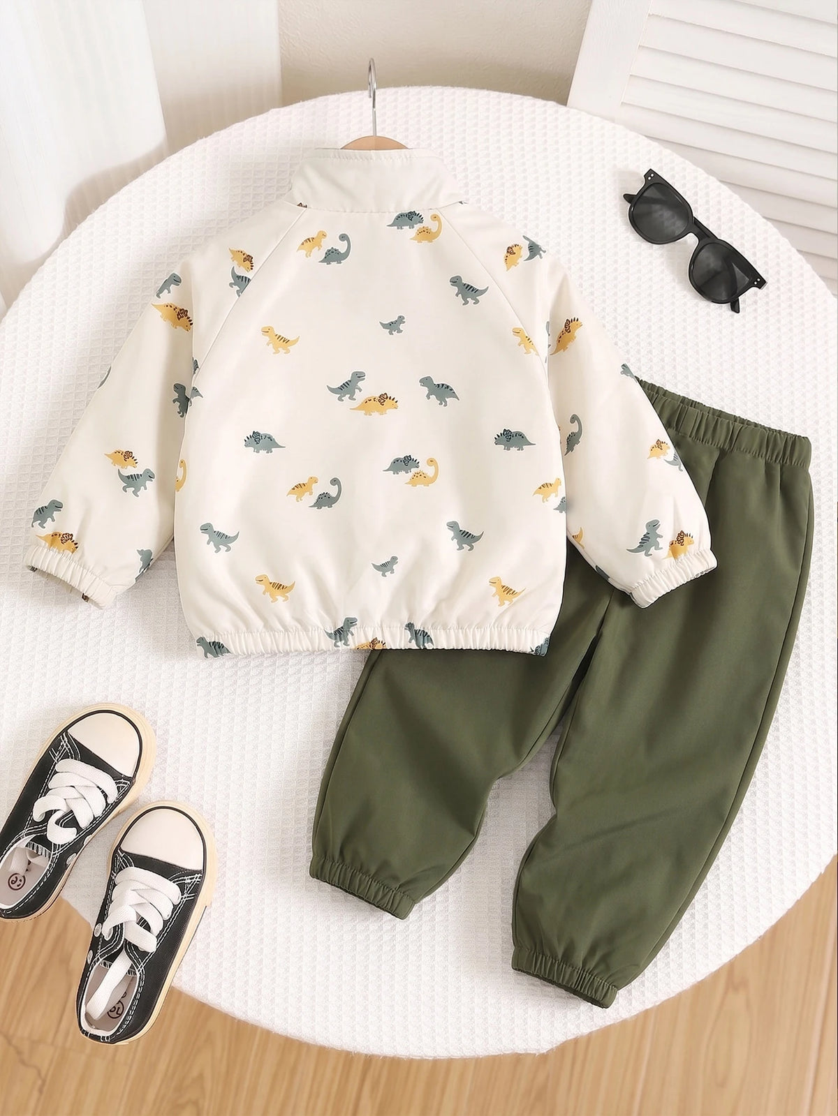 Conjunto crema y verde oliva para bebe con dinosaurios vista trasera