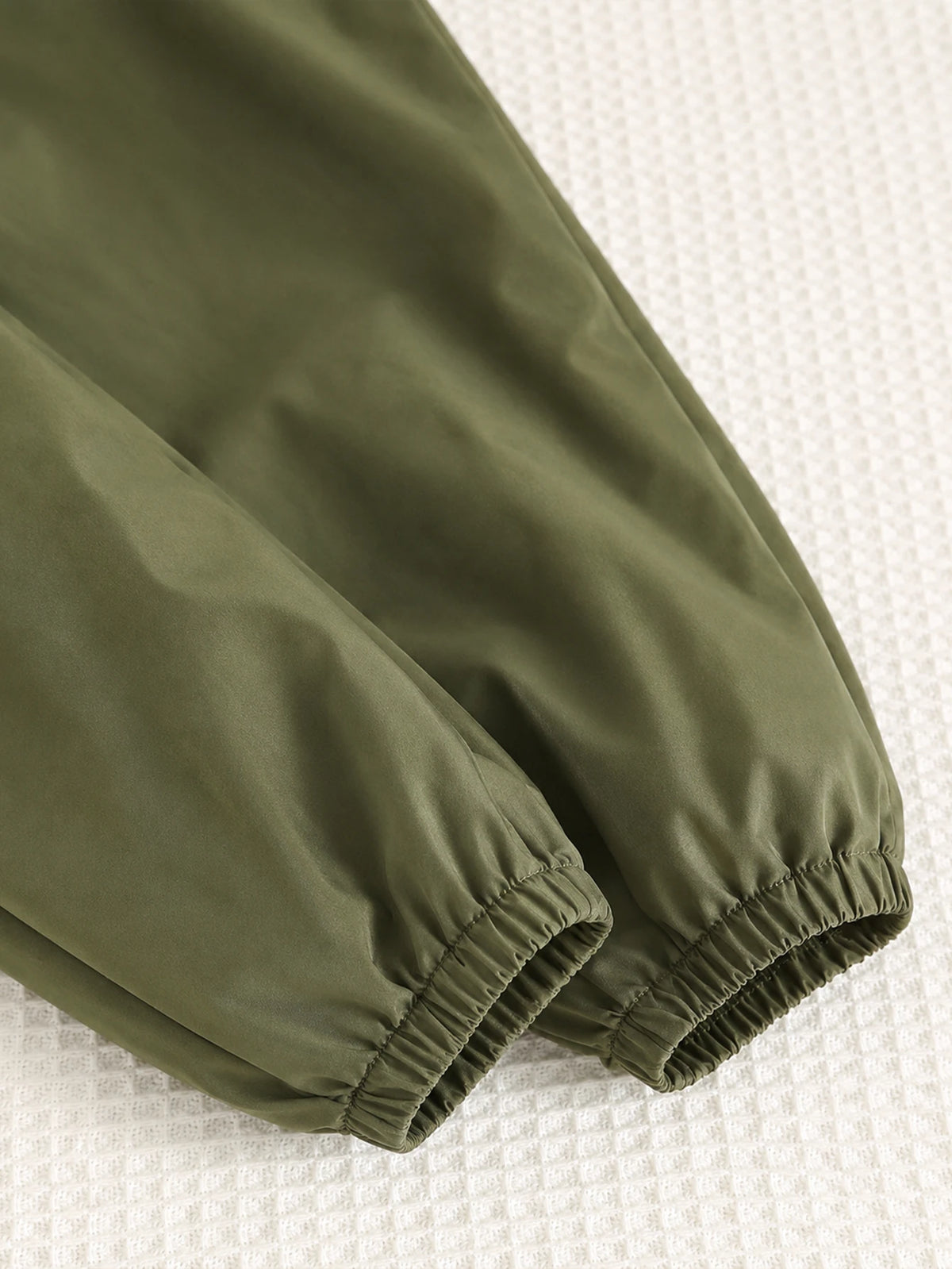 Pantalón jogger verde oliva para bebe con detalle de puños elásticos