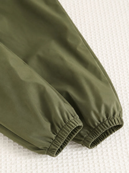 Pantalón jogger verde oliva para bebe con detalle de puños elásticos