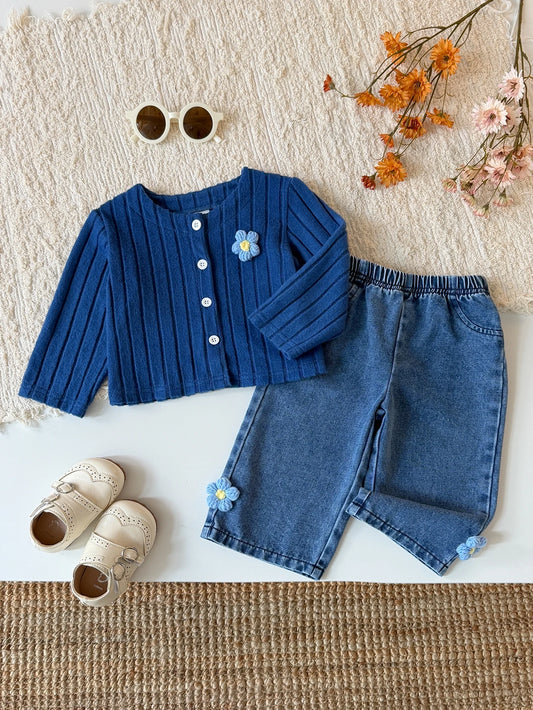 Conjunto azul de chaqueta y jean para bebé con flores tejidas, vista frontal.