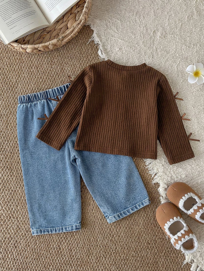Conjunto café y jean azul para bebe con vista trasera de ambas prendas