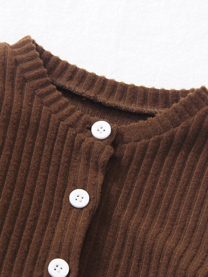 Chaqueta café acanalada para bebe con detalle de botones blancos y cuello redondo