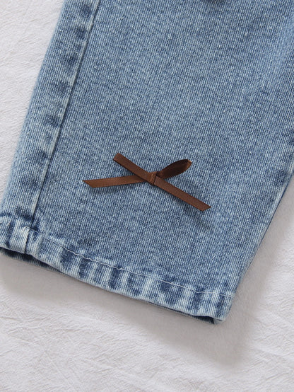Pantalón de mezclilla azul para bebe con detalle de lazo café decorativo
